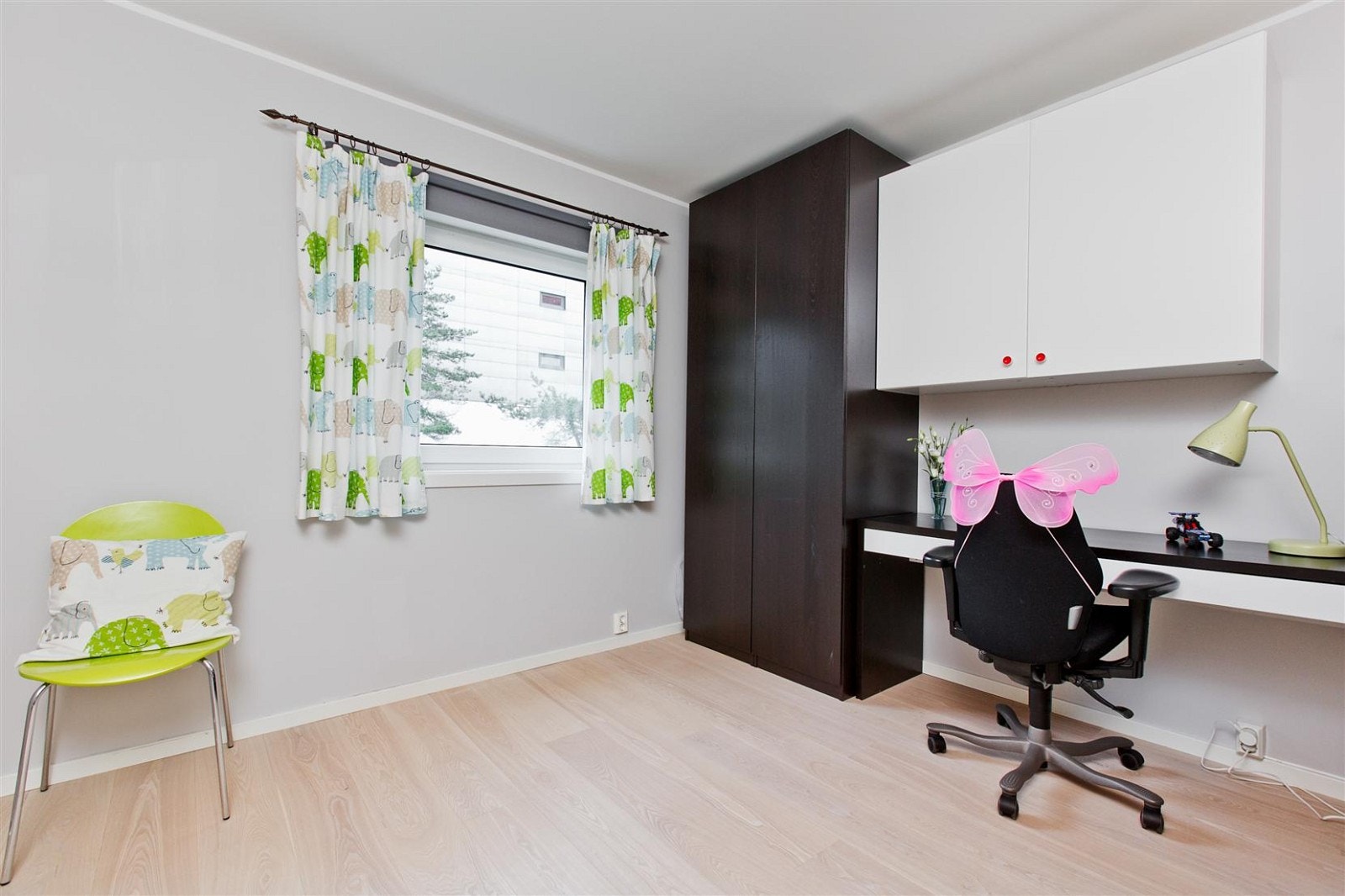 Stort og romslig rom med faste skap. Galleribilde