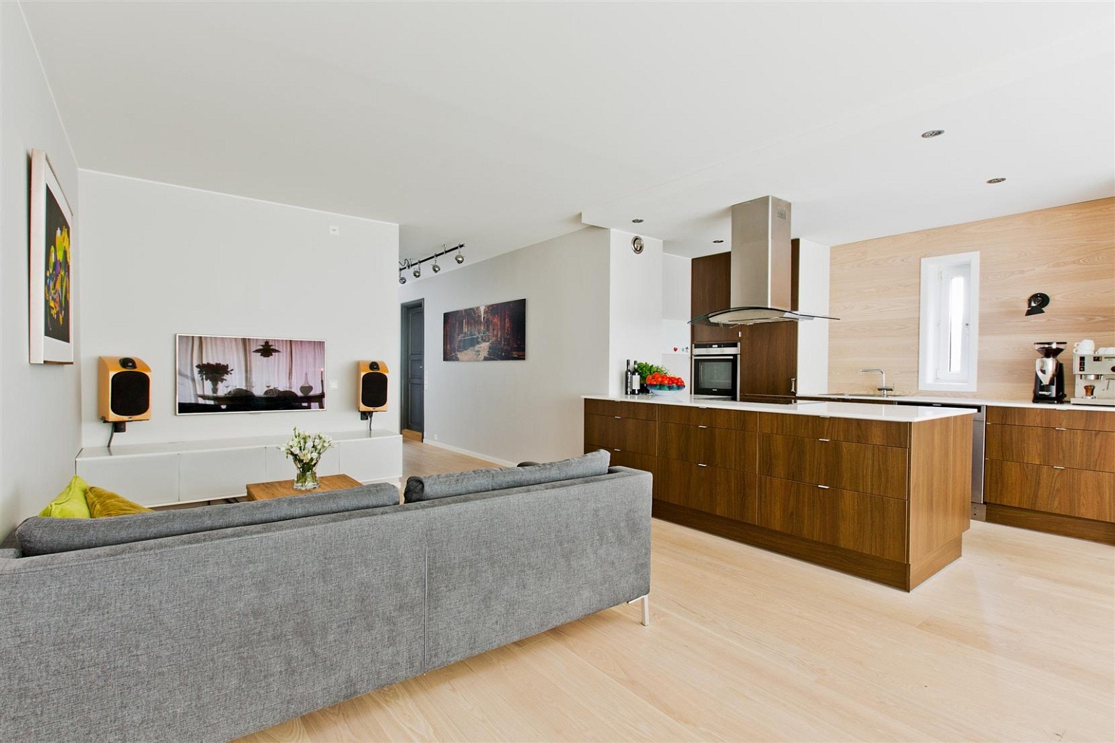 Lys og stor stue med åpen kjøkkenløsning. Fine detaljer. Galleribilde