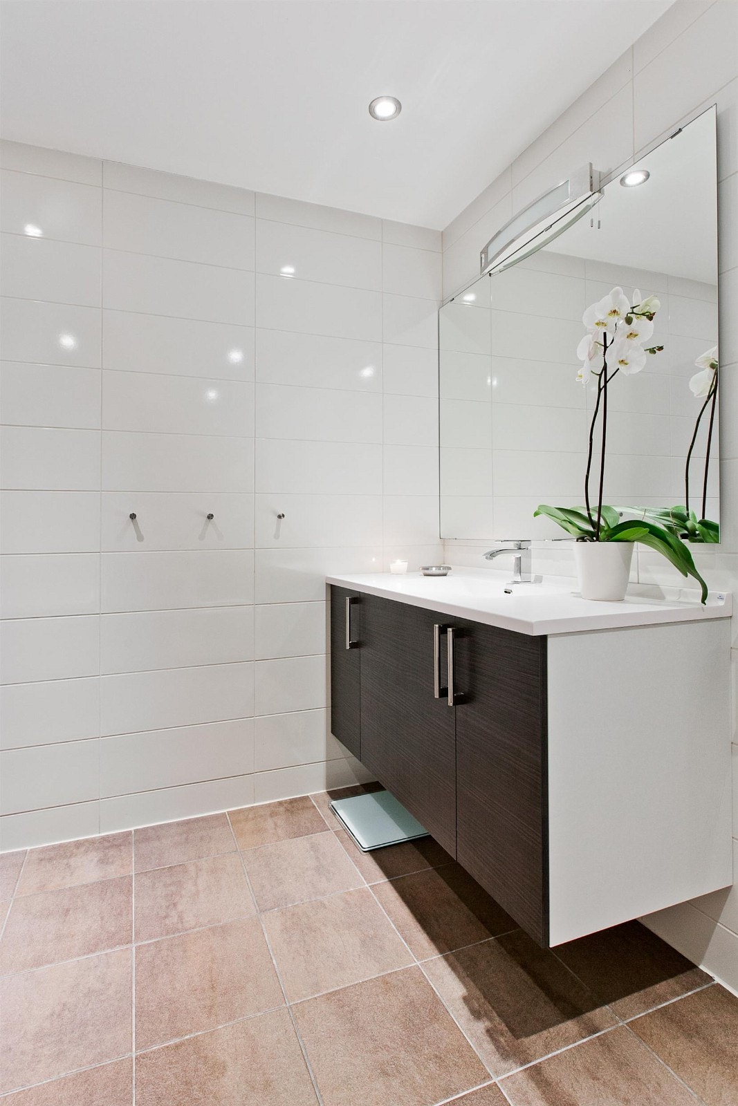 Servantinnredning med heldekkende servant. Speil og lys. Galleribilde