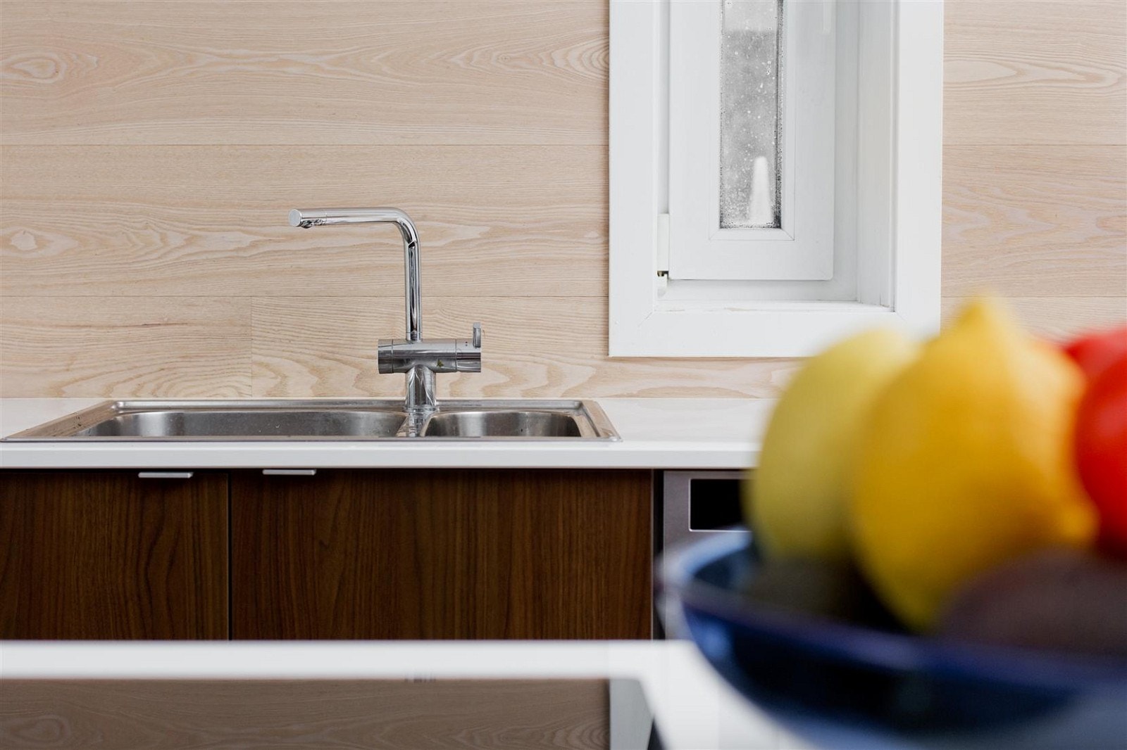 Fin kran og vask på kjøkken. Fint litt vindu på kjøkken som gir et ekstra og fint lys. Galleribilde