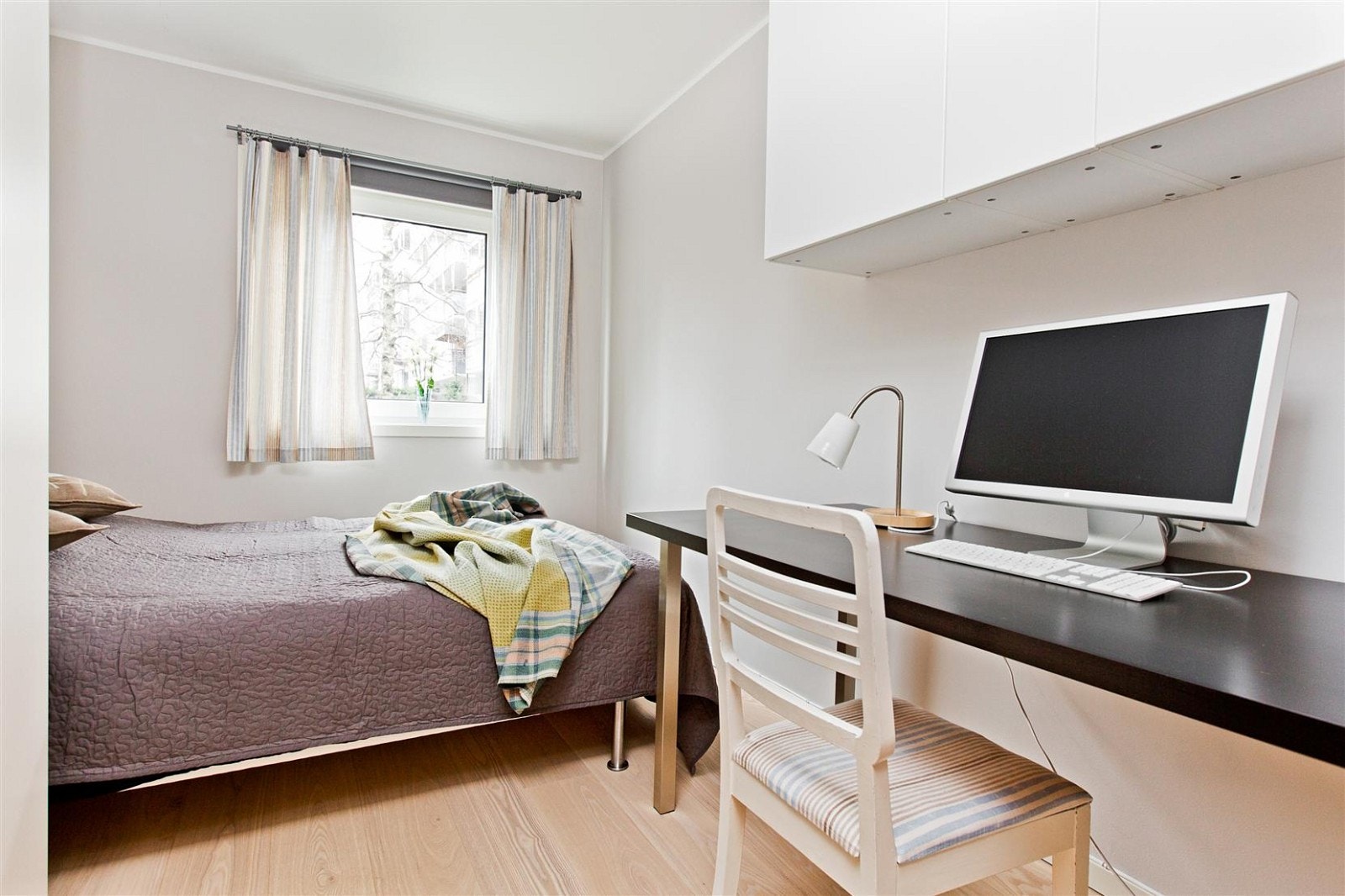 Romslig og stort soverom med skyvedørsgarderobe og plass til for eksempel kontor. Galleribilde