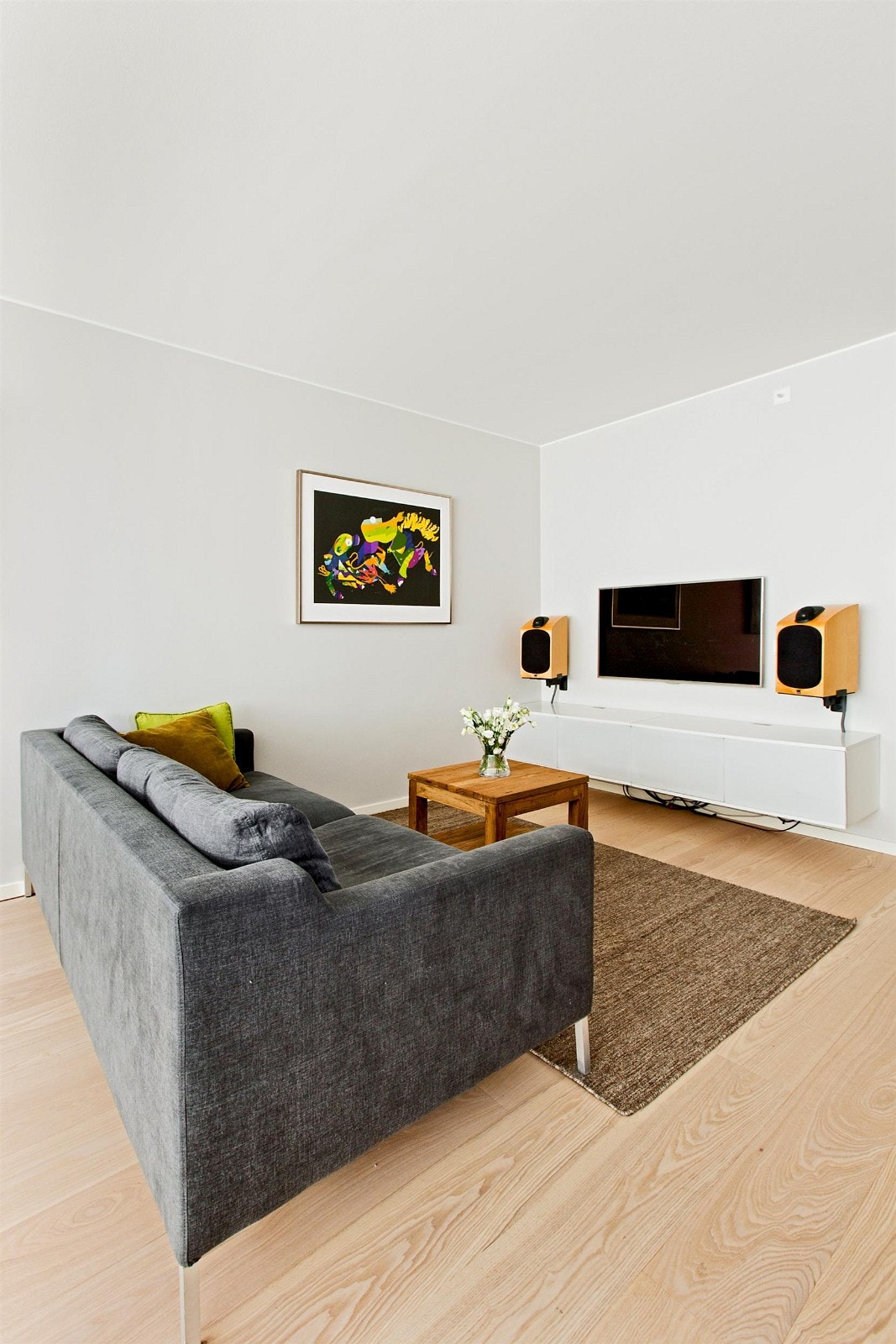 Lys stue med overflater fra 2011/12. Hvitoljet enstavsparkett i ask på gulv fra 2011/12. Galleribilde