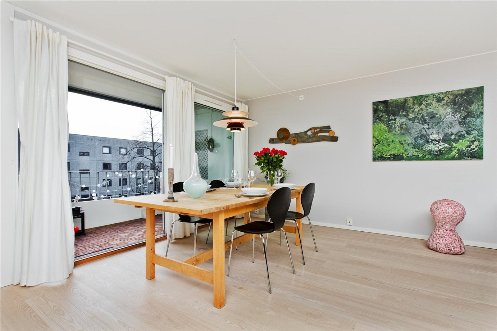 God plass for stort spisebord. Fine og store vindu. Galleribilde