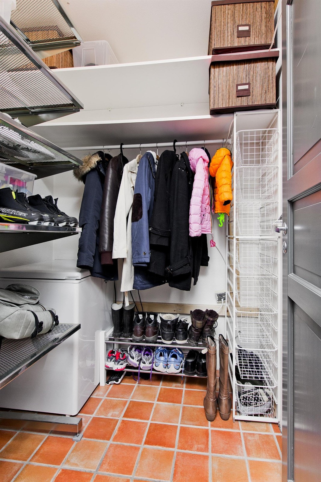 Innvendig bod/garderobe/walk-in closet. God oppbervingsplass. Ekstra fryser følger med i handelen hvis ønskelig. Galleribilde