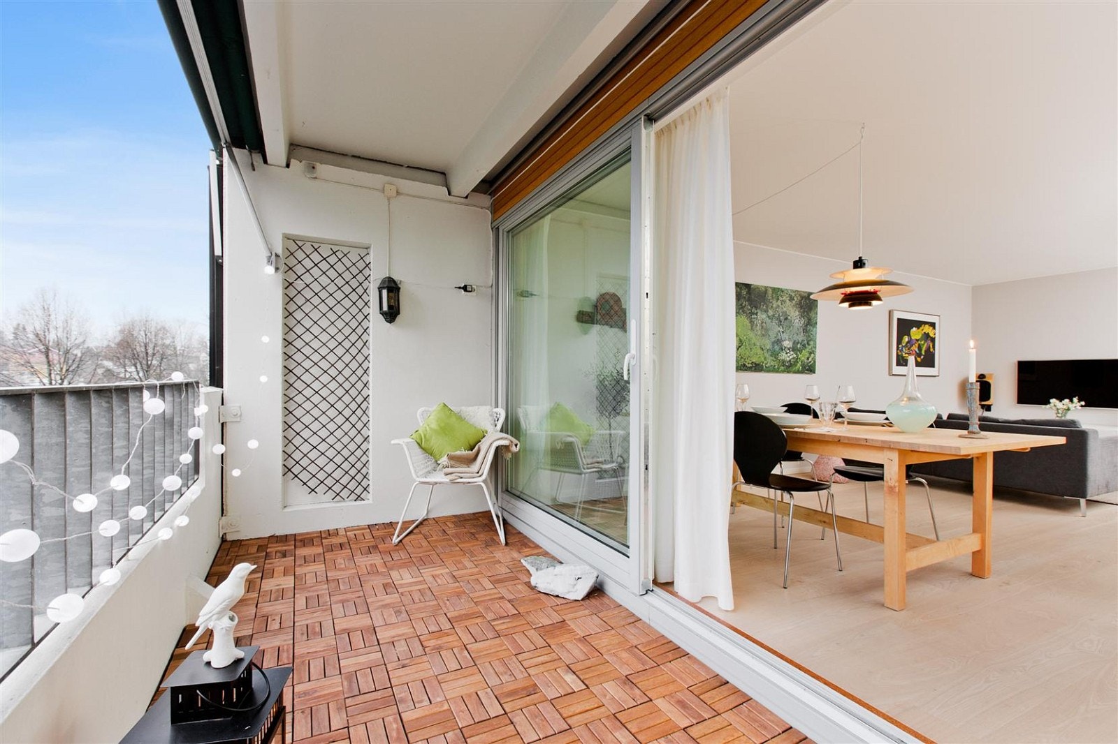 Stor og romslig sydvestvendt balkong på ca. 10 kvm. Skyvedør i glass. Galleribilde