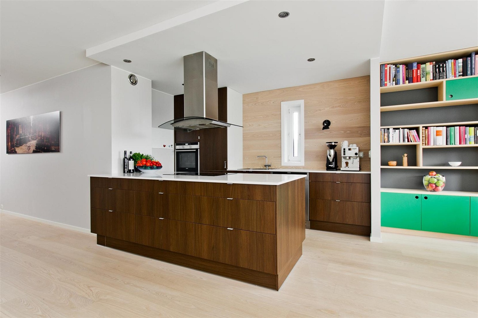 Pent kjøkken med integrert kjøl/frys, stekeovn i høyt skap og bred induksjonstopp. Galleribilde