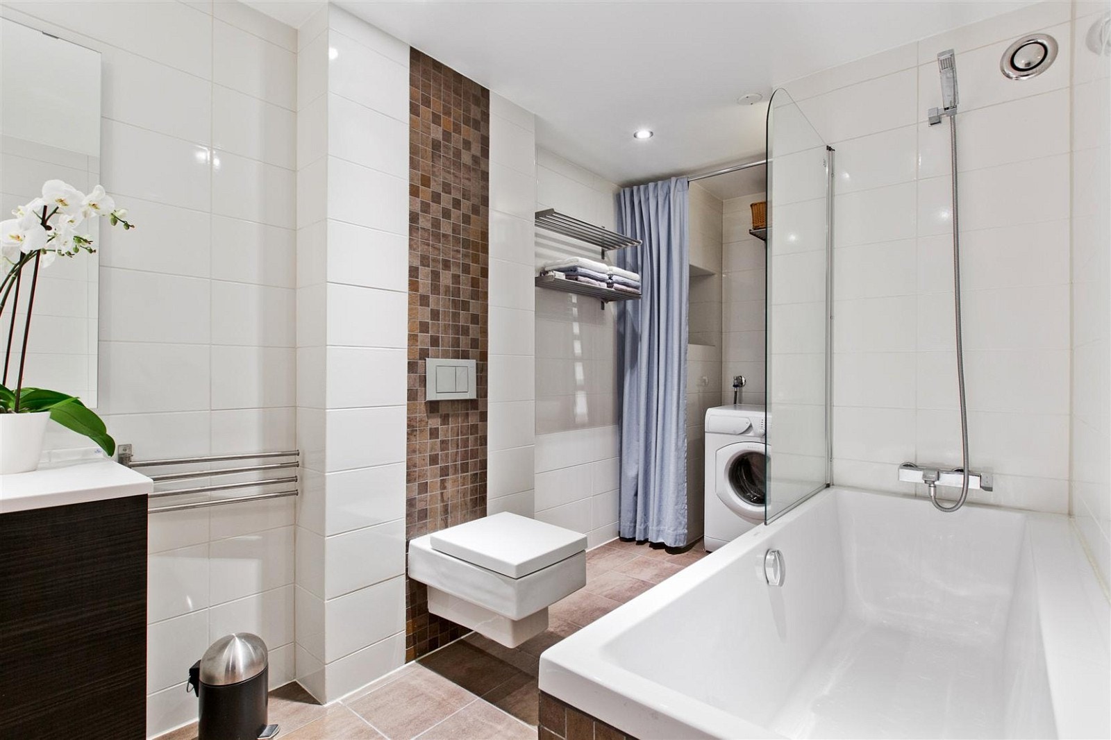 Pent og romsligt bad med downlights i himling. Varmekabler i gulv. Galleribilde