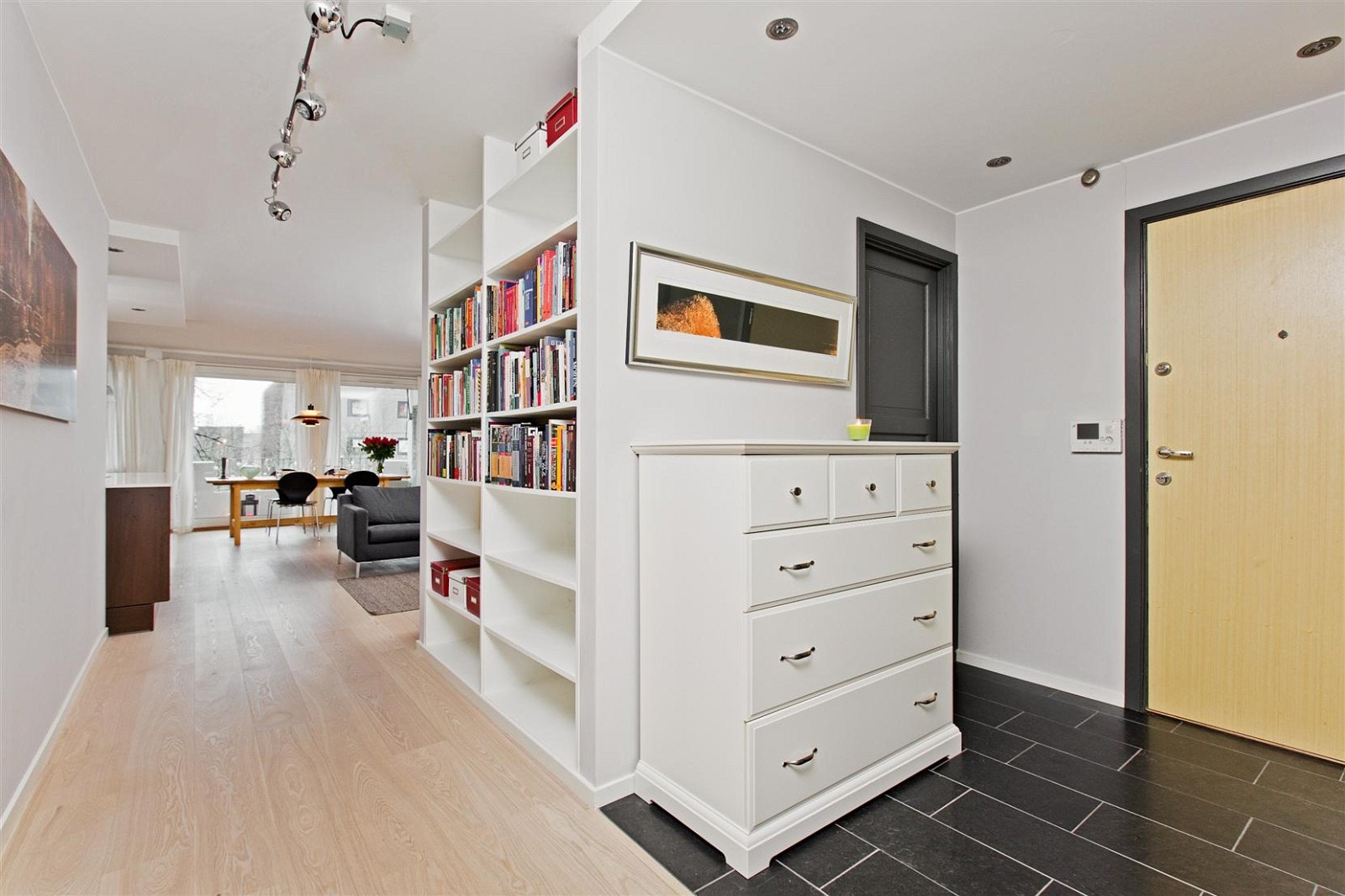 Romslig entré og hall. Entré med påkostede Ottaskifer på gulv og inngang til romslig garderobe/walk-in closet. Hall med innebyggde hyller. Galleribilde