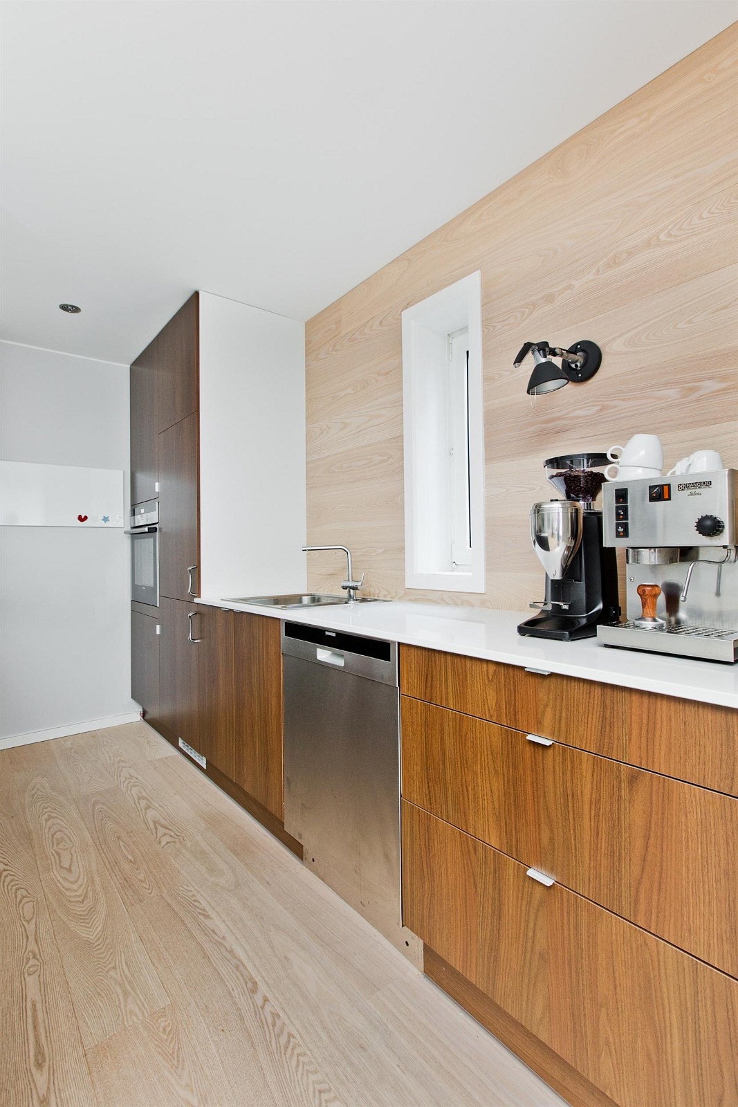 Lekkert og påkostet kjøkken med innredning og hvitevarer fra 2011. Fint ekstra vindu som gir et fint lys inn. 'Stillegående' oppvaskmaskin. Galleribilde