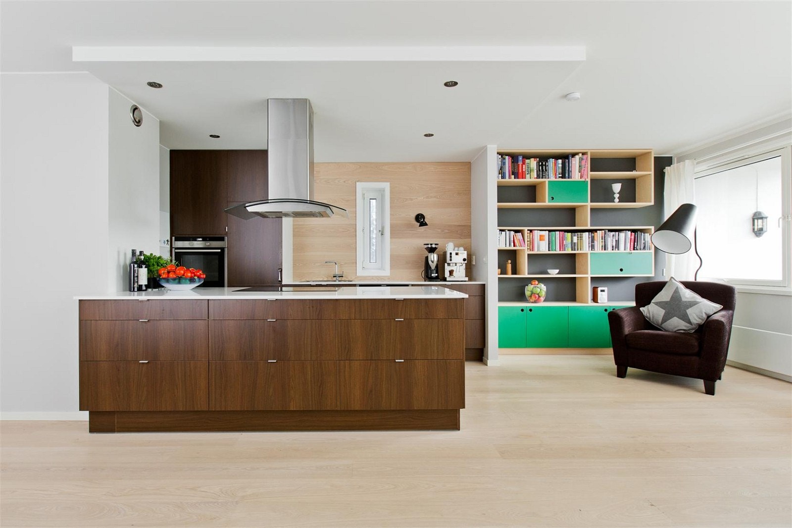 Lekkert påkostet kjøkken med åpen løsning mot stuen. Meget god skap- og benkeplass. Downlights i himling på kjøkken. Galleribilde