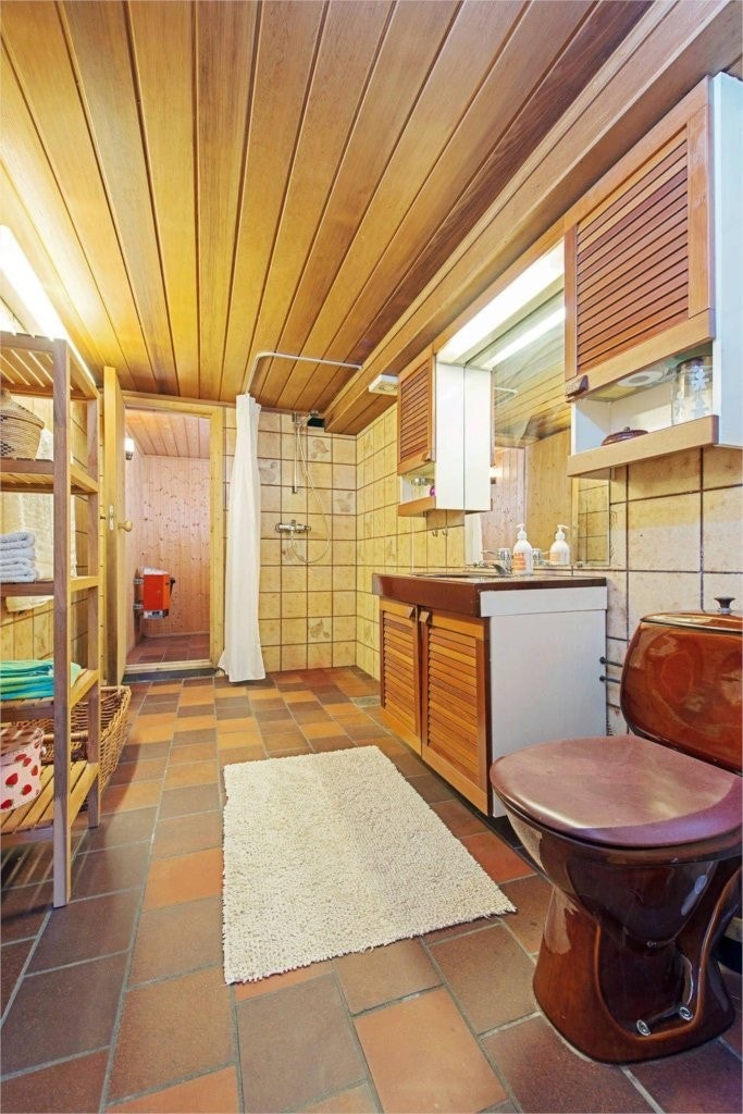 Romslig bad med inngang til badstue i kjeller. Galleribilde