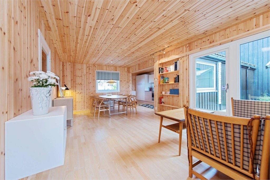 Allrom/kjøkken med utgang til terrasse og plen. Galleribilde