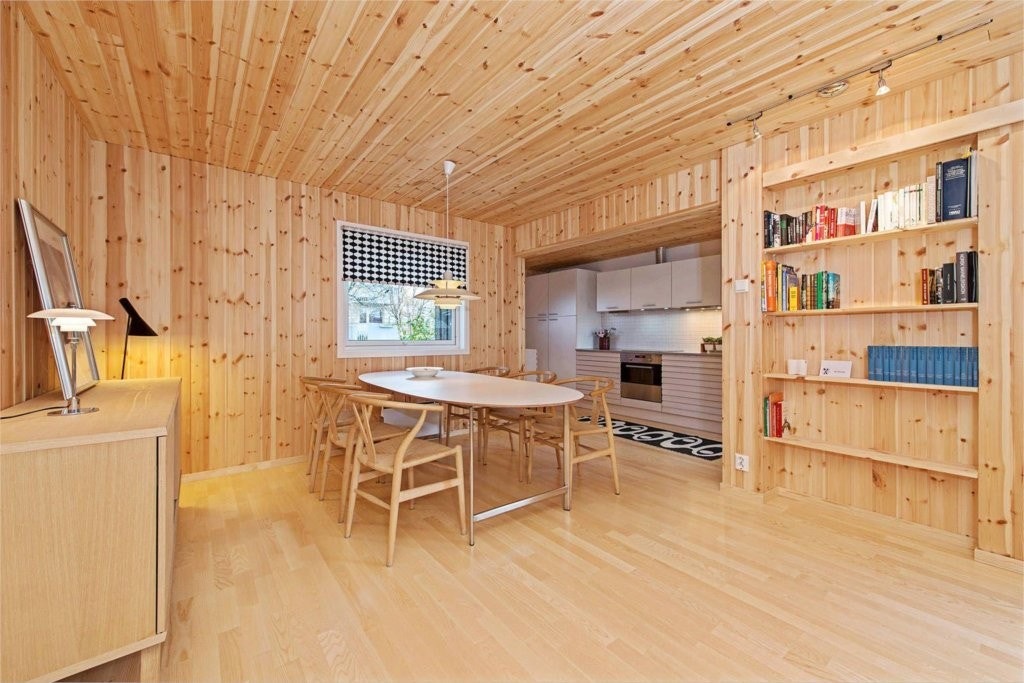 Romslig kjøkken med plass til spisestue Galleribilde