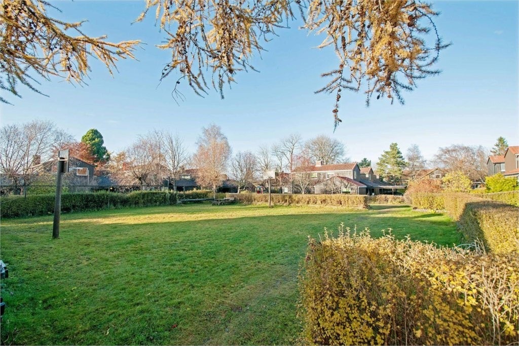 Fellesområdet/lekeplass rett utenfor huset. Galleribilde