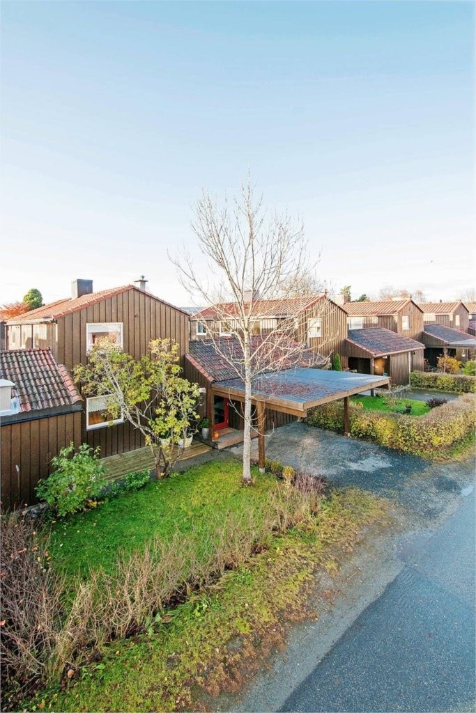 Fasade inngangsparti. Carport og garasje. Galleribilde