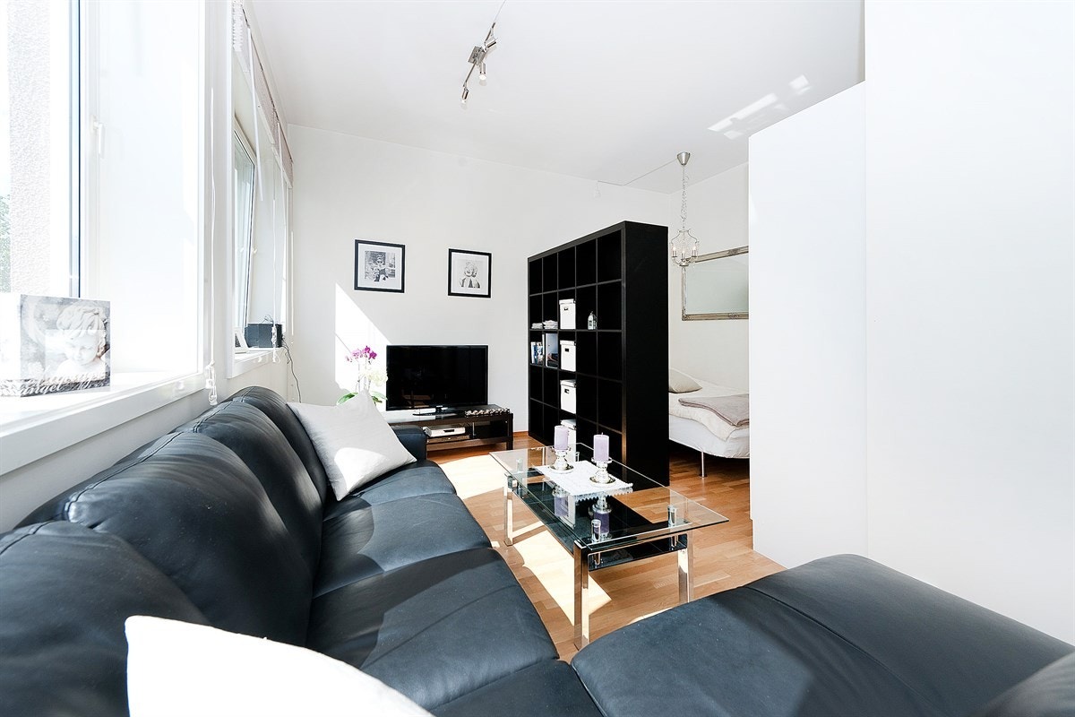 Sett opp lettvegg i stue for å få en 2-roms leilighet Galleribilde