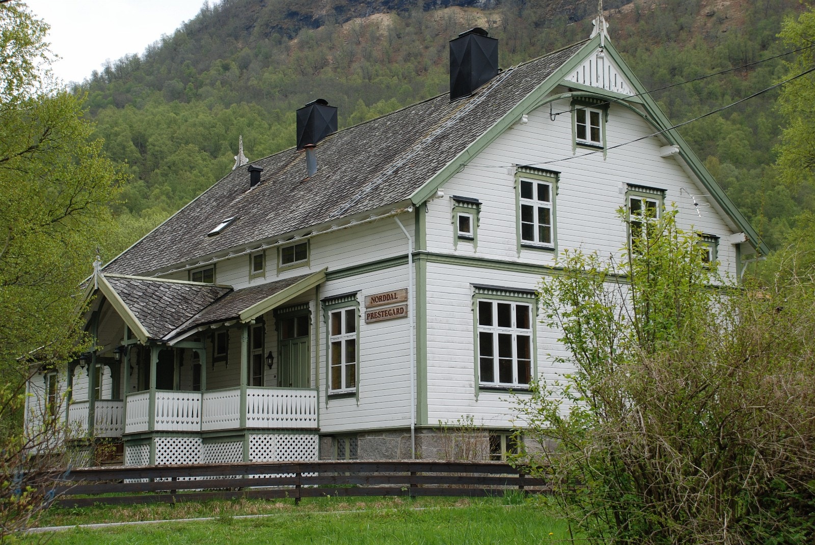 Prestebustaden, totalrenovert 1984 Galleribilde