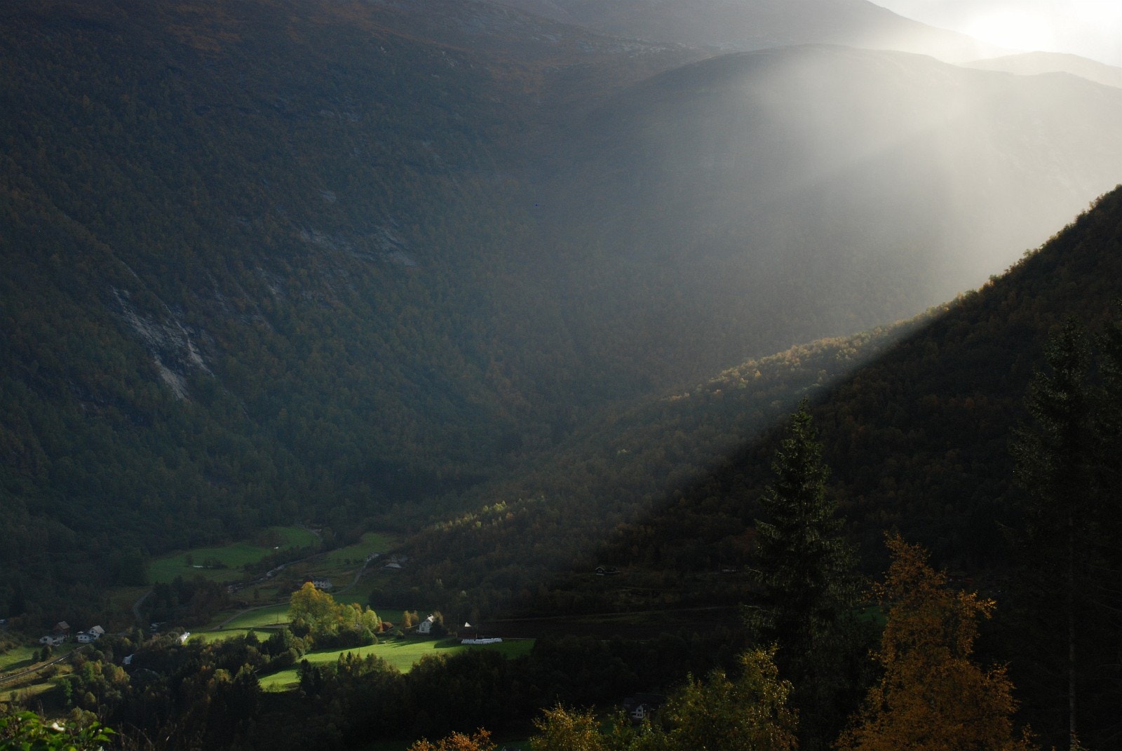 Mellom mektige fjell, men med utsyn til fjorden Galleribilde