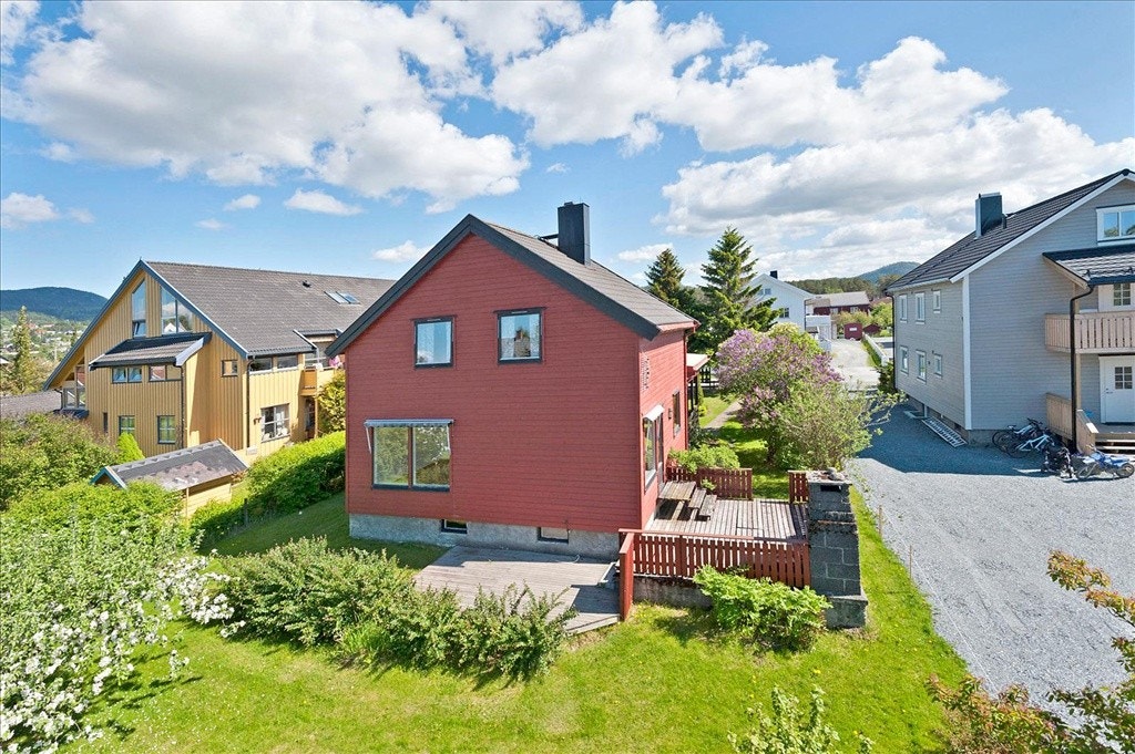 Hage på vestsiden av boligen Galleribilde