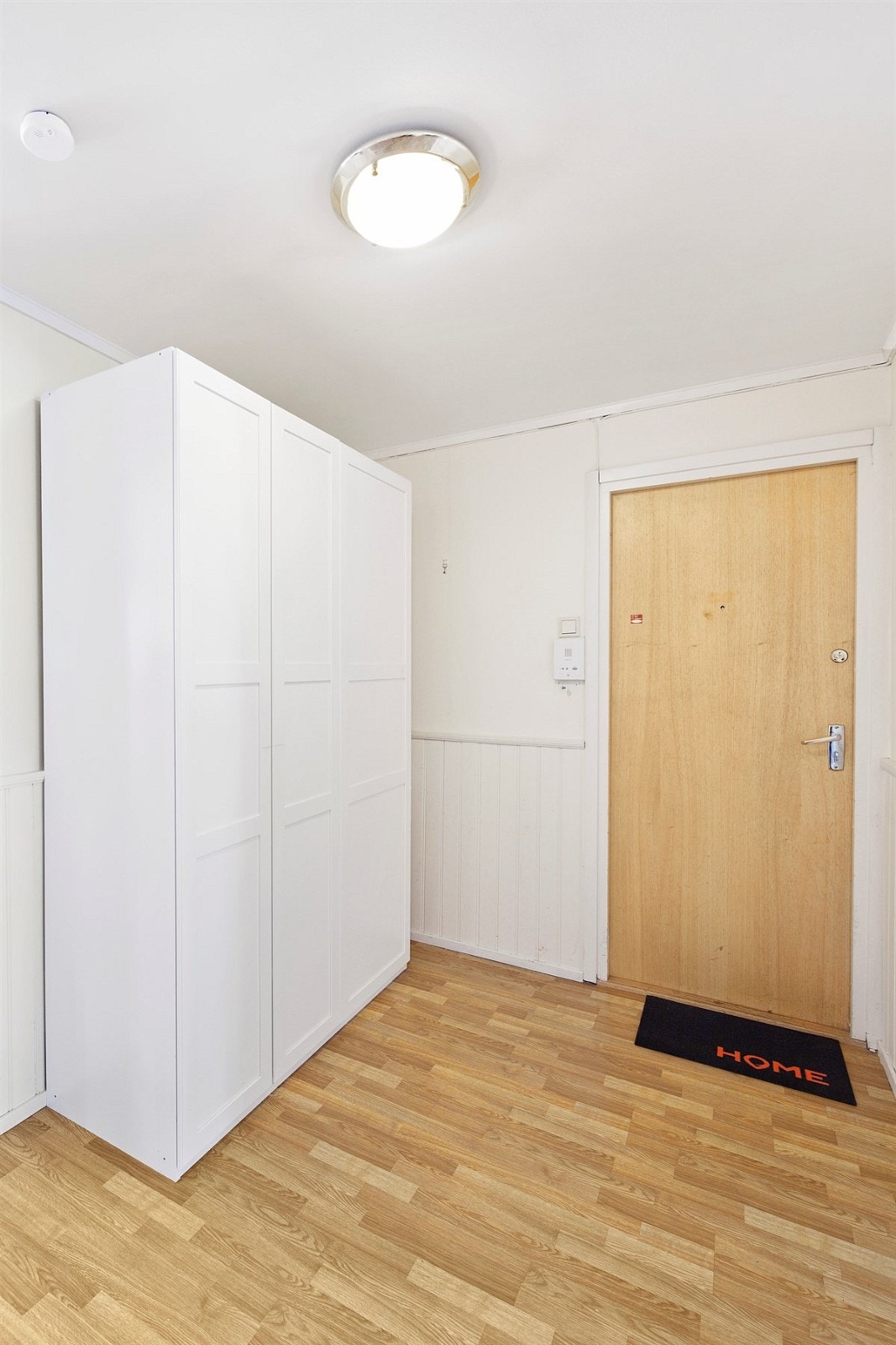 Ta av deg skoene og heng fra deg jakken. Galleribilde