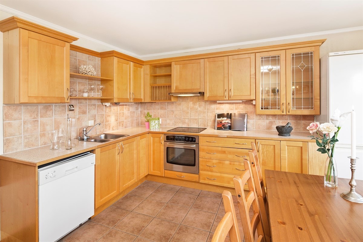 Kjøkkenet har godt med benk- og skapplass. Galleribilde