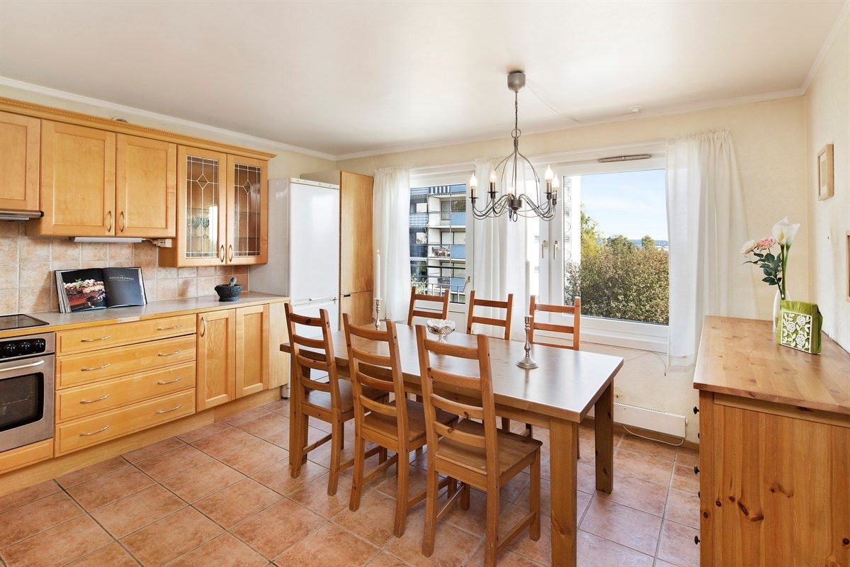 Romslig kjøkken med gode arbeidsforhold for kokken. Galleribilde