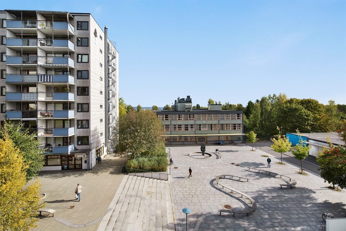 Fra kjøkkenet er det luftig utsyn utover nærområdet. Galleribilde