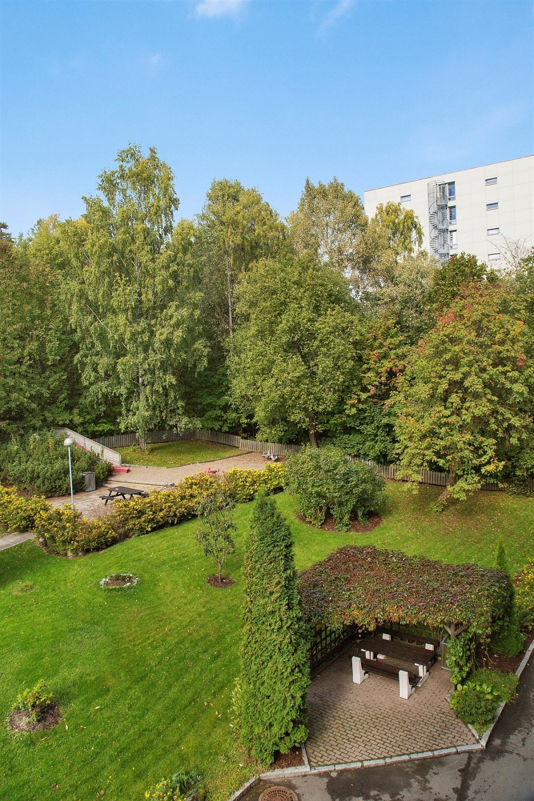 Balkongen er vendt mot en grønn lunge i stille og rolige omgivelser. Galleribilde