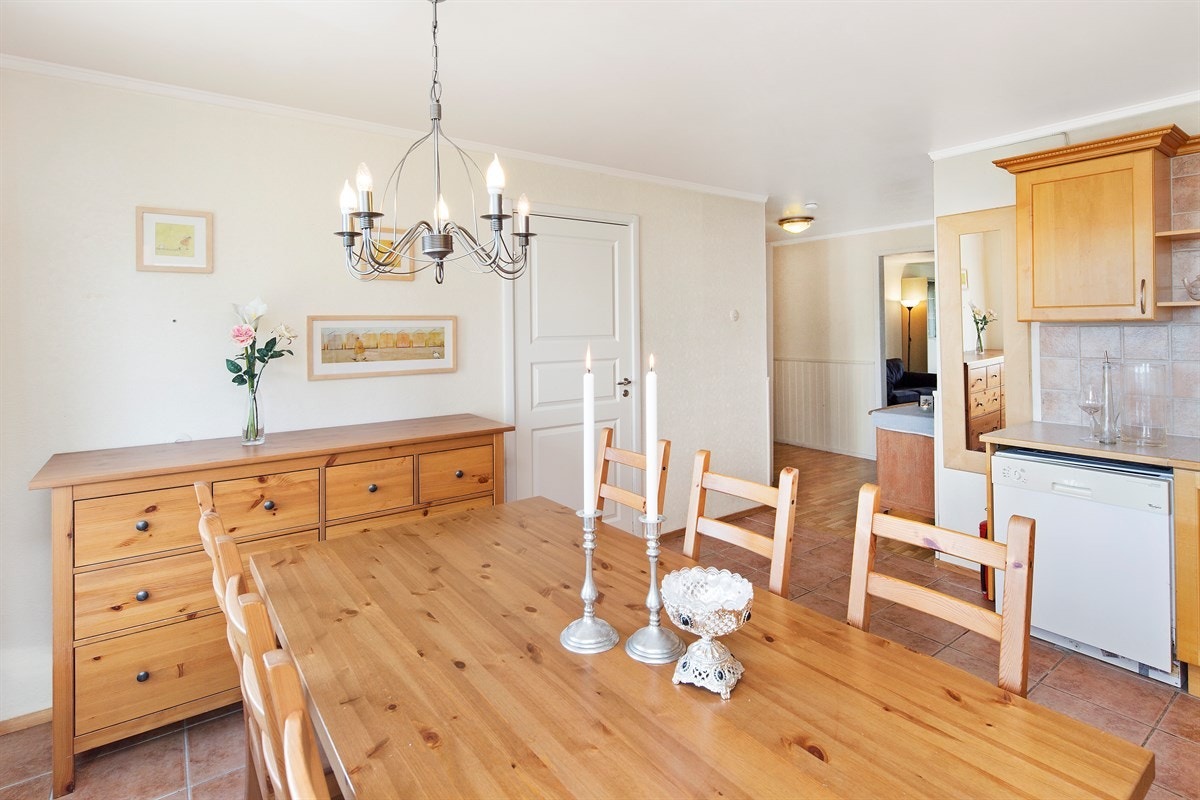 Romslig kjøkken med god plass til spisebord og tilhørende stoler. Galleribilde