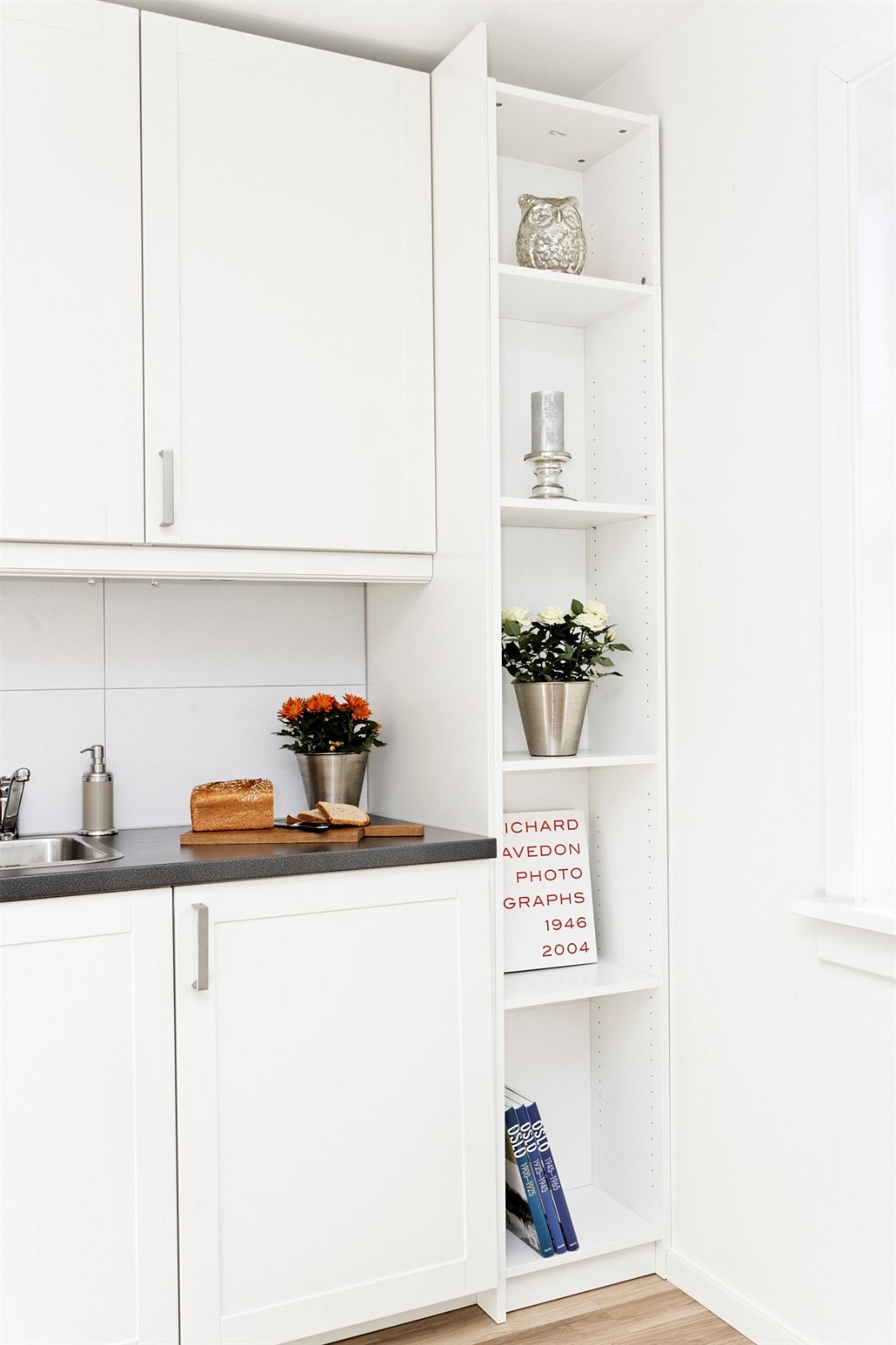 Lys og flott innredning med over- og underskap Galleribilde