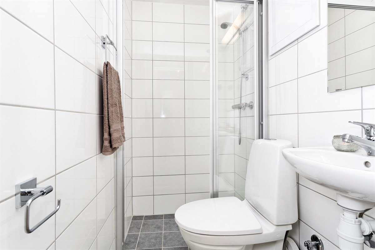 Praktisk dusjrom i enden, toalett og servant Galleribilde