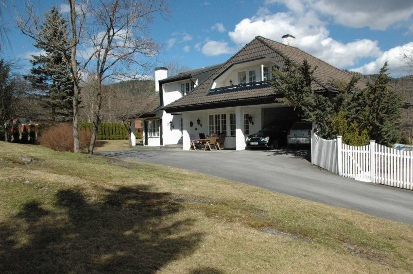 The entrance to the apartment is thru the gate on the right hand side of the carport. We have small children, and bad/unsafe parkingopportunies. We therefor try to look for people travelling with bus/who can park at the shop Galleribilde