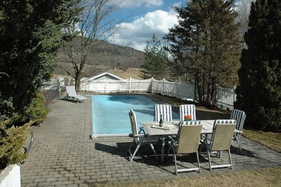 The main door to the apartment is located at the left of the pool. Due to security-reasons we try to avoid renting out to people with smaller children. Galleribilde