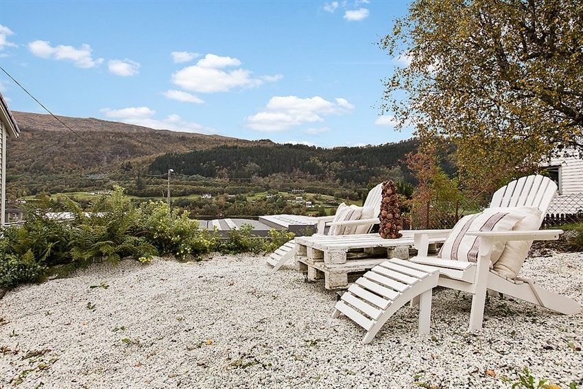 Uteplass ved inngangspartiet. Gode solforhold på eiendommen. Galleribilde