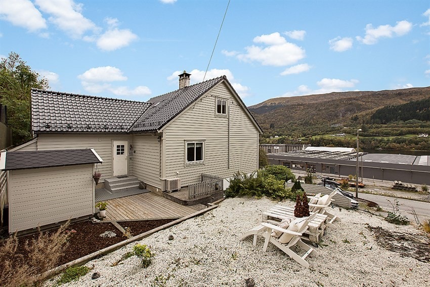 Flott enebolig over tre etasjer. Godkjent utleiedel i underetasjen. Galleribilde