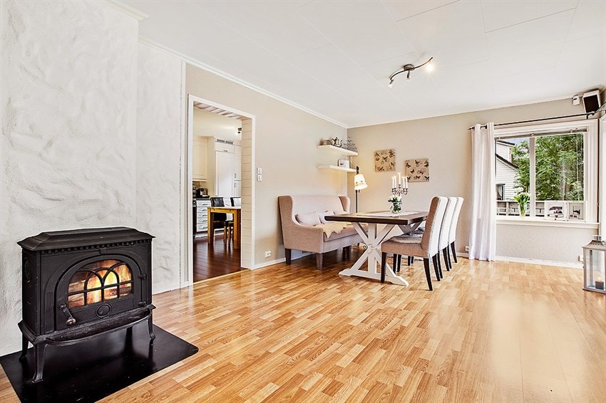 Vedovn og varmepumpe i stuen. Galleribilde