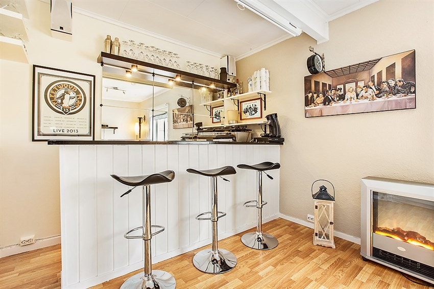 Det er installert høyttalere i flere rom i huset samt på altan. Sentral for styring i baren. Galleribilde