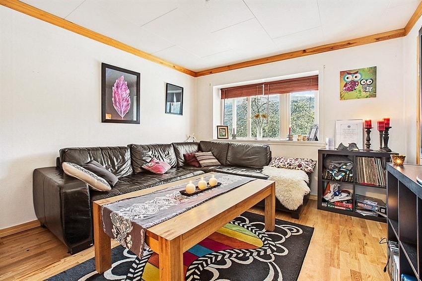 Utleieleilighet i underetasjen med egen inngang. Bilde her viser stue i leiligheten. Galleribilde