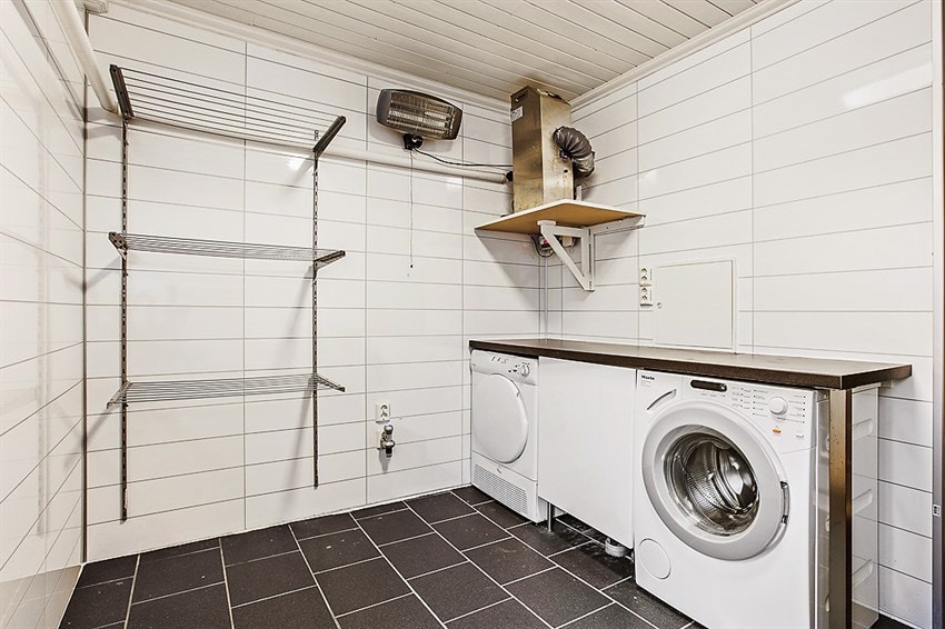 Vaskerom i underetasje (tilhørende hoveddel) ble fornyet i 2013. Trapp herfra til stue i 1. etasje. Galleribilde