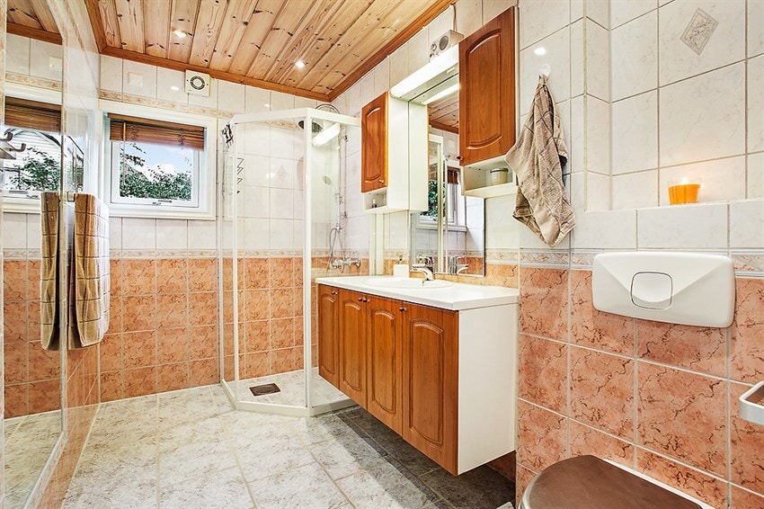 Helfliset bad i 1. etasje med varmekabler i gulv og spotlights i tak. Galleribilde