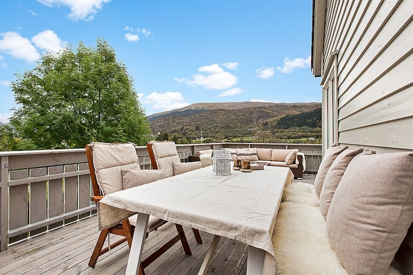Stor terrasse med utgang fra stuen Galleribilde
