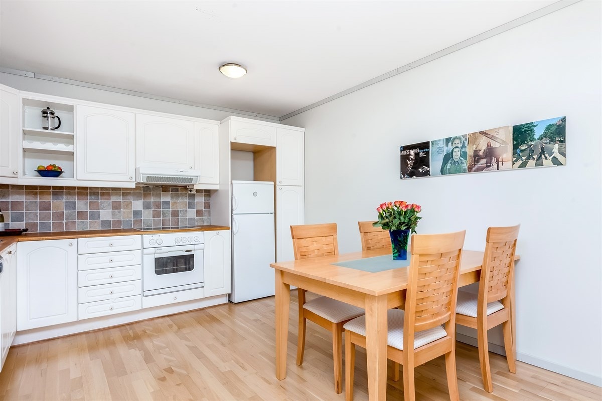 Praktisk åpen løsning med spiseplass. Galleribilde