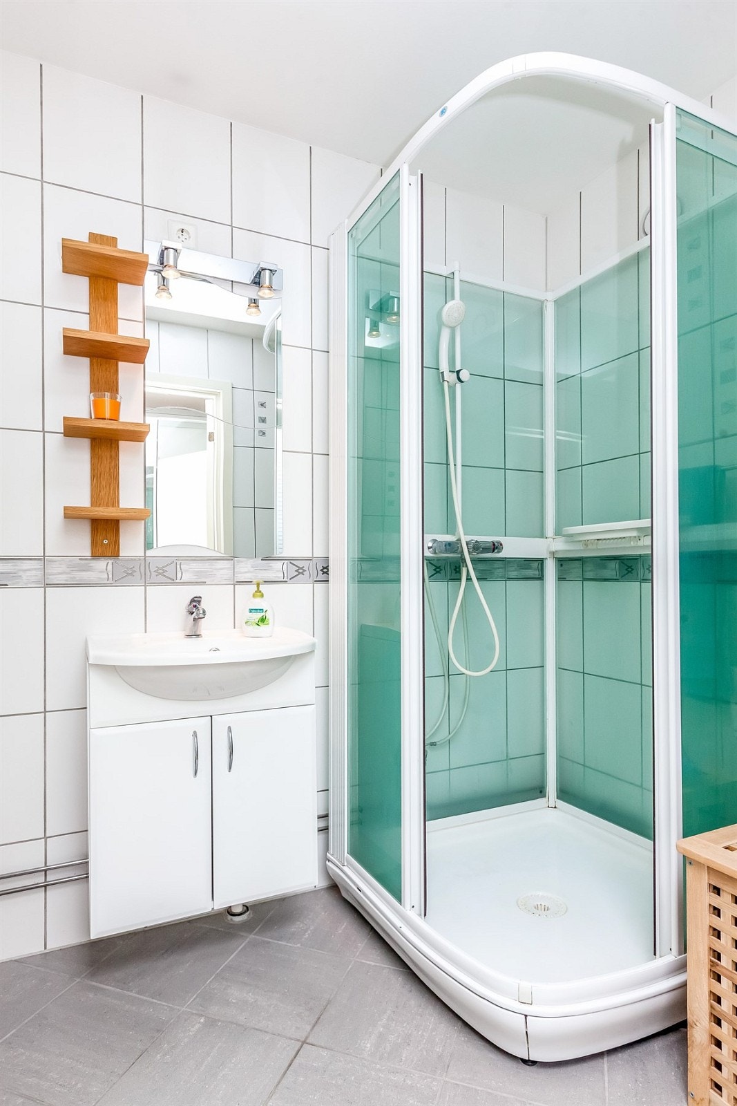 Romslig dusjkabinett. Galleribilde