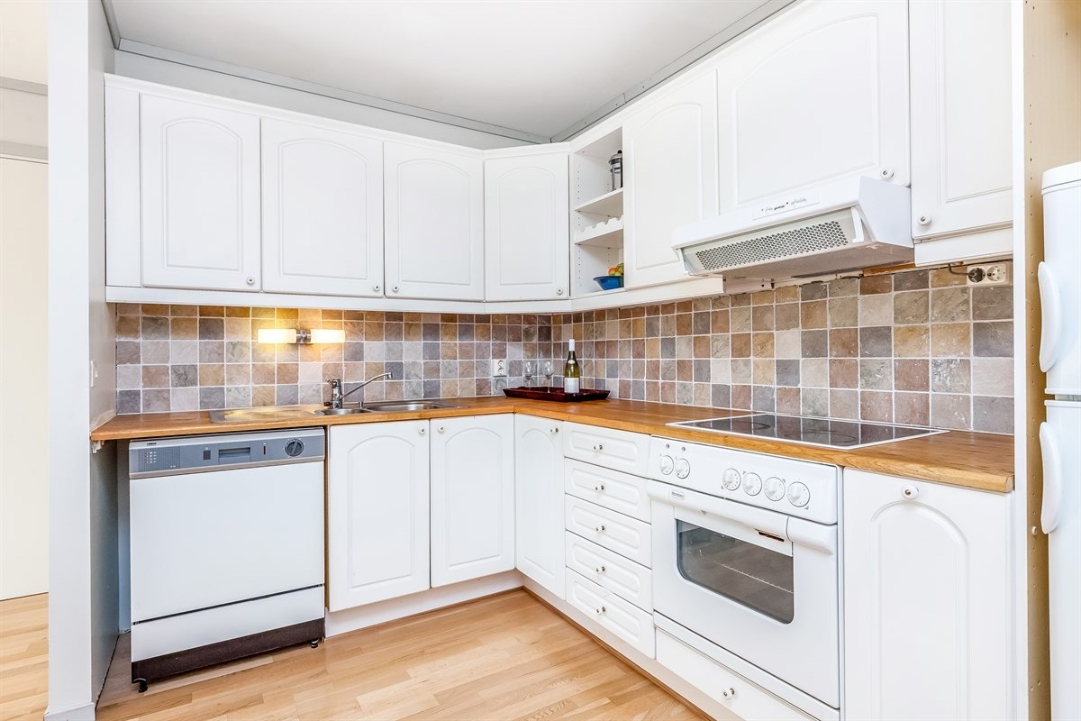 Lyst og velholdt kjøkken med god skapplass. Galleribilde