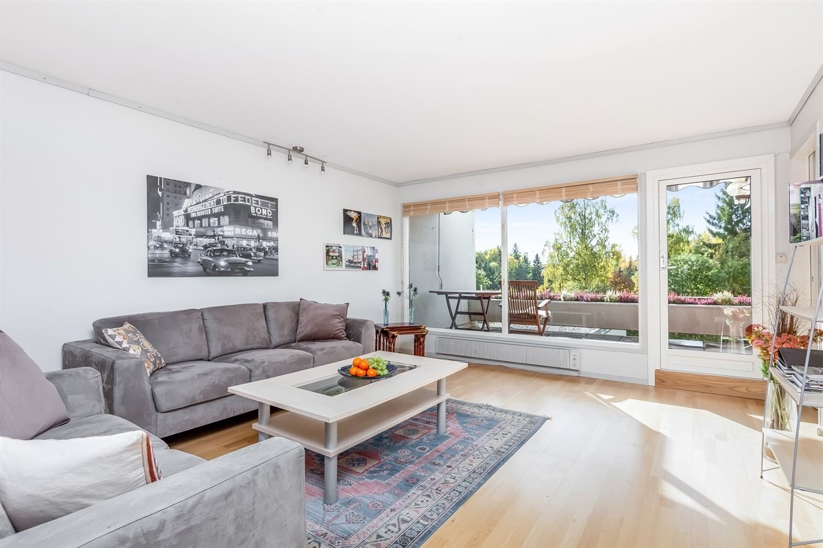 Lys og trivelig stue med store vindusflater Galleribilde