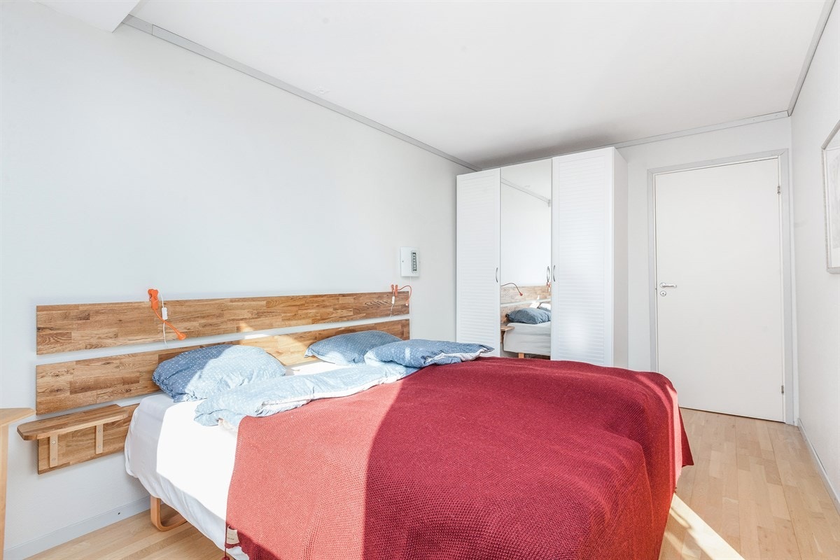 Romslig soverom med skapplass. Galleribilde