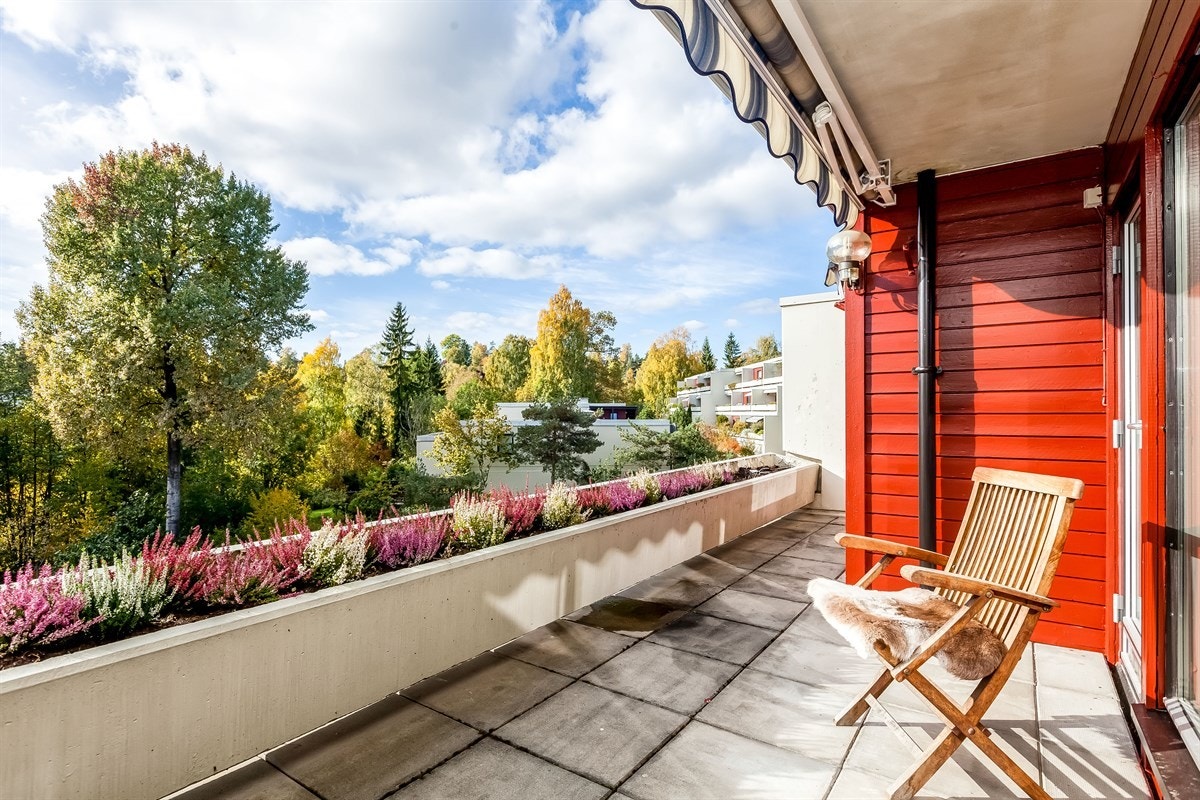 Solrik usjenert sydvestvendt terrasse på ca 10 kvm Galleribilde