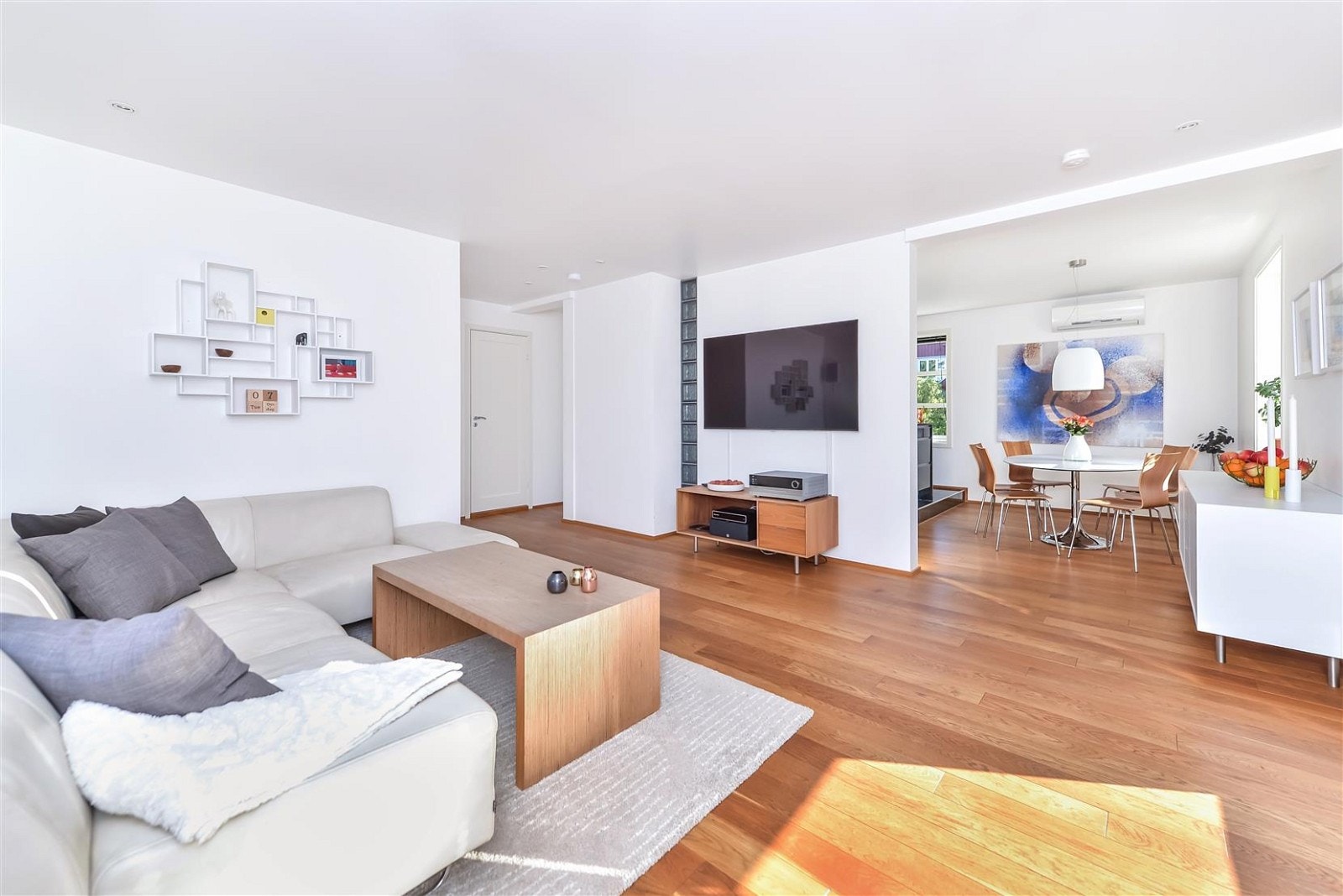 Gulvene i 2. og 3. etasje er av massiv heltre eik og er behandlet med olje. Galleribilde