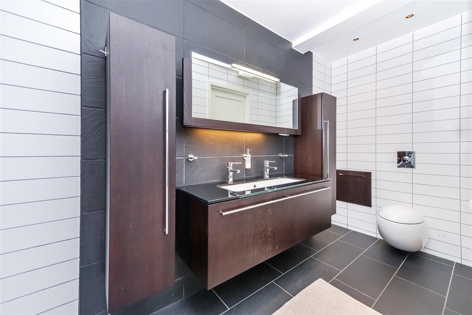 Italiensk baderomsinnredning og skittentøysjakt direkte ned til vaskerommet. Galleribilde