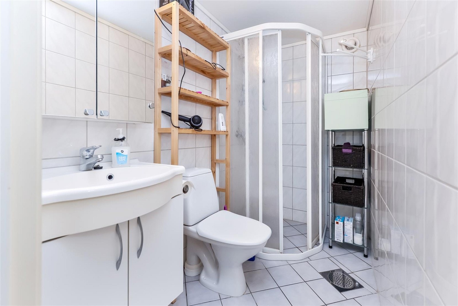 Bildet viser ett av 2 identiske bad i utleiedelen. Galleribilde